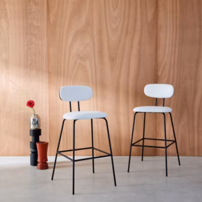 2 tabourets de bar décor bois courbé teinté noyer et tissu déperlant blanc. pieds métal noir mat (lot de 2) – L 44 x P 51 x H