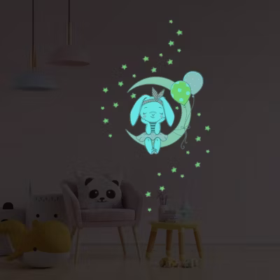 Sticker phosphorescent lumineux – LAPIN ASSIS SUR LA LUNE ET 30 ÉTOILES – Autocollant mural plafond enfant fluorescent – 95x90cm