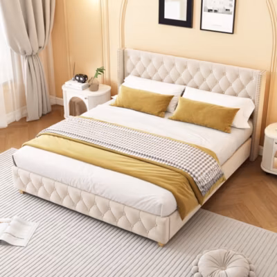 Lit 160×200 cm tapissé velours beige clair avec tête de lit capitonnée, rivets décoratifs et pieds bois